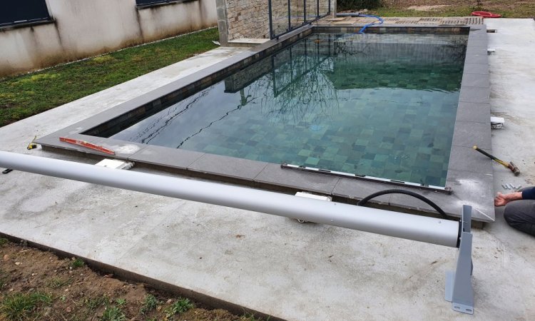  Pose et installation de volets roulants électriques pour piscine à Morestel - GC Créations