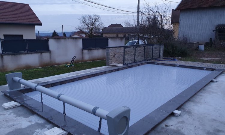 Pose et installation de volets roulants électriques pour piscine à Morestel - GC Créations