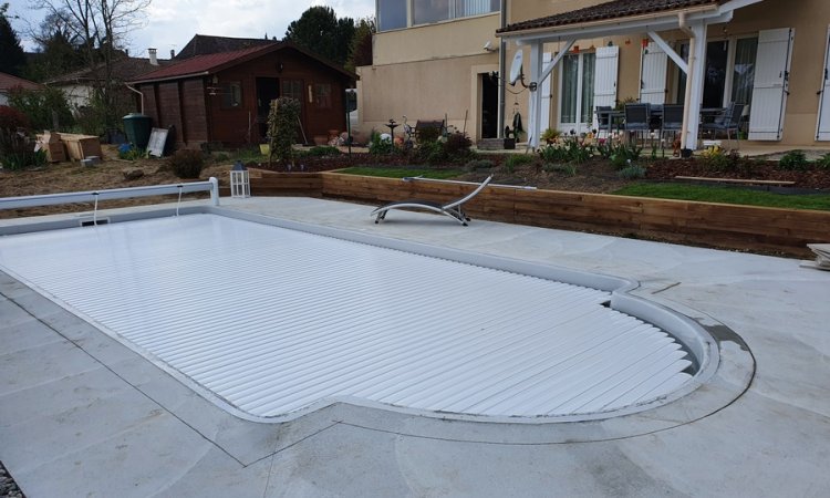  Pose et installation de volets roulants électriques pour piscine à Morestel - GC Créations